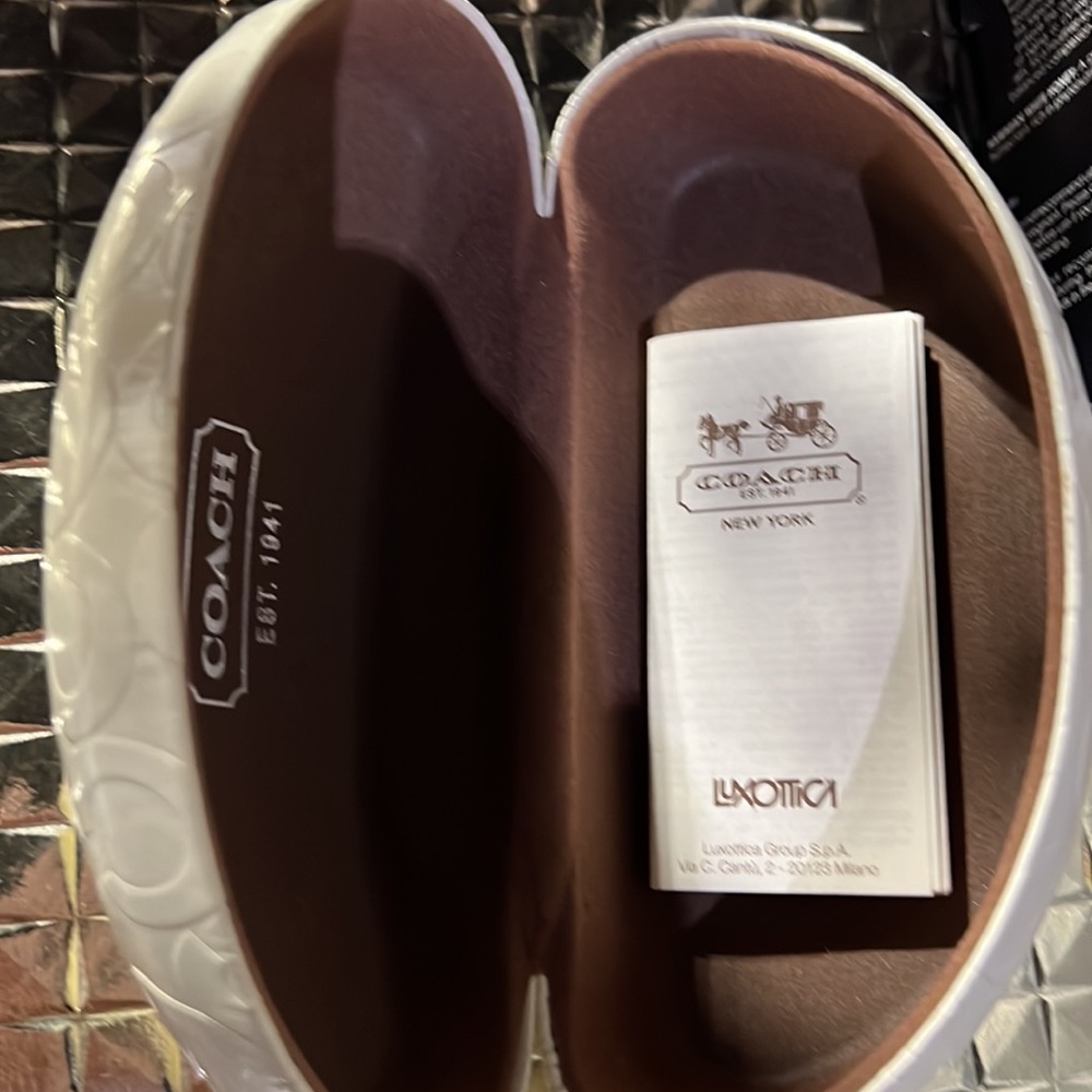 COACH Eyeglass Hard Case OFF WHITE EMBOSSED SIGNATURE Faux PATENT Leather - Picture 5 of 7